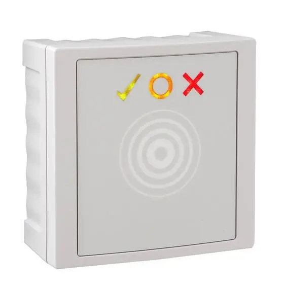 Ein weißes Gerät mit einem grünen Häkchen und einem roten X sowie einem zentralen Kreismuster.